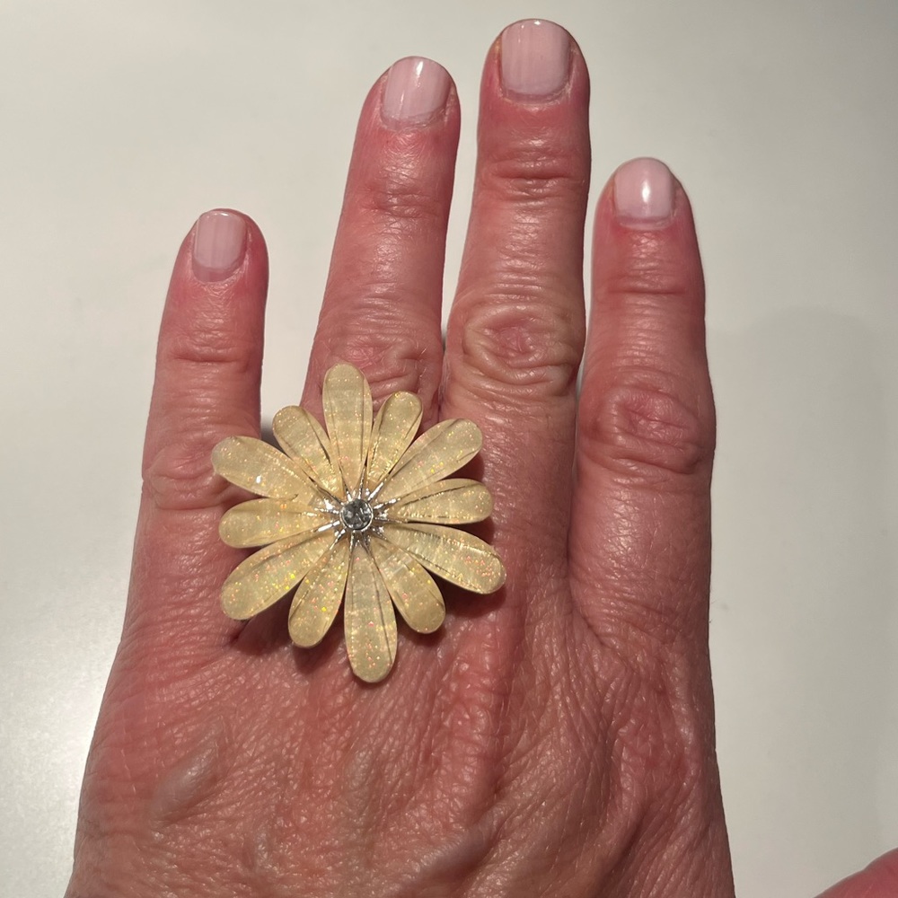 NWOT pale yellow round flower shaped ring with center stone on elastic band. - Picture 3 of 9